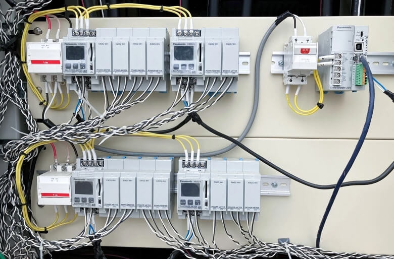 分電盤へ電力測定器を取り付け使用電力を見える化