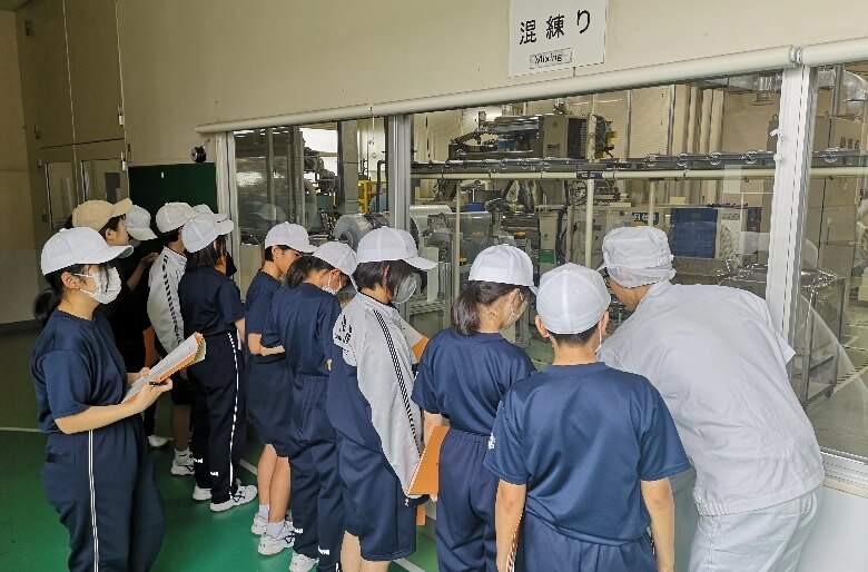 中学生を招いた工場見学ツアー